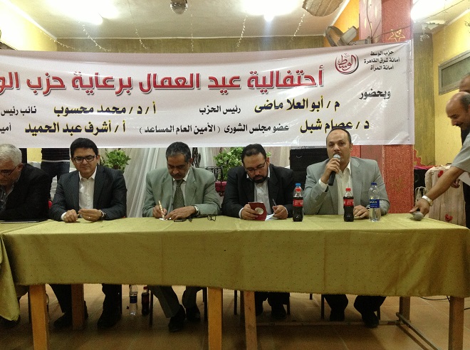 "ماضي" و"محسوب" يكرمون العمال بمركز شباب عزبة النخل